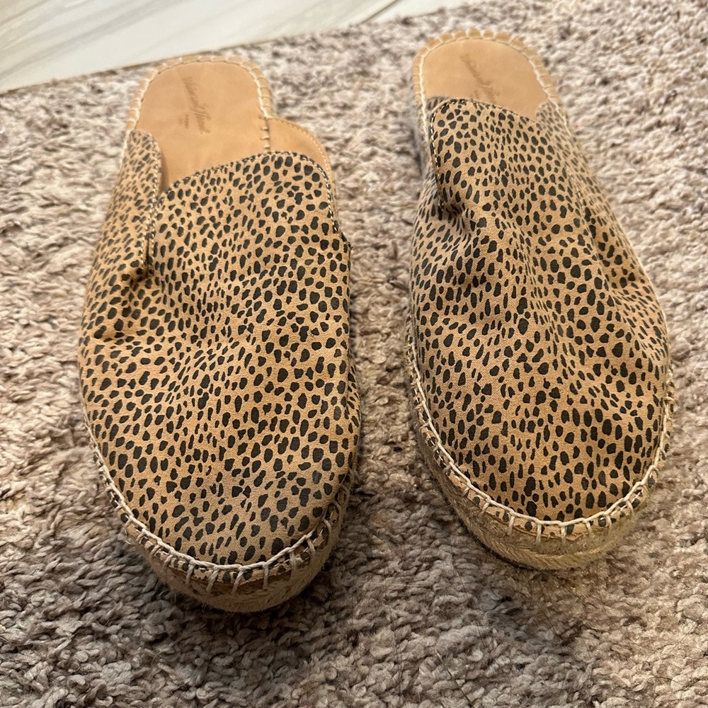 Universal Thread leopard espadrille slides